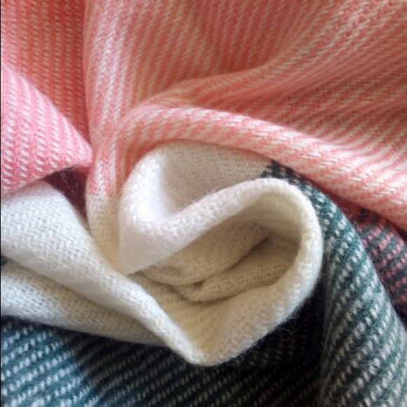 ✨Cashmere/Wool Blend Plaid Scarf✨ - Picture 2 of 4